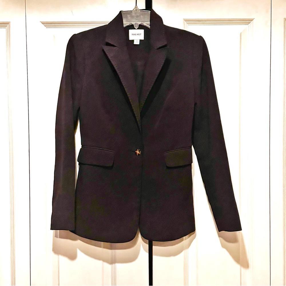 Nine West dull black blazer with special stitch lapels and tortoise shell button